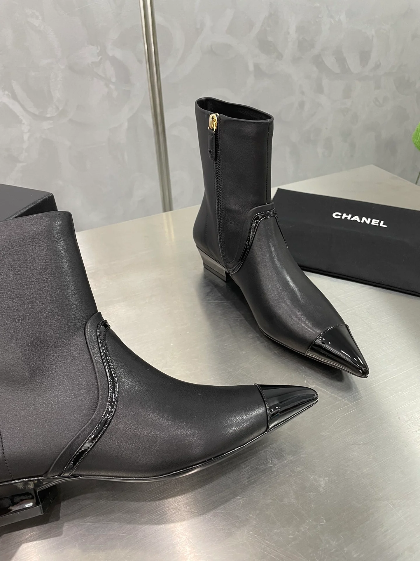 Chanel - Сапоги через плечо