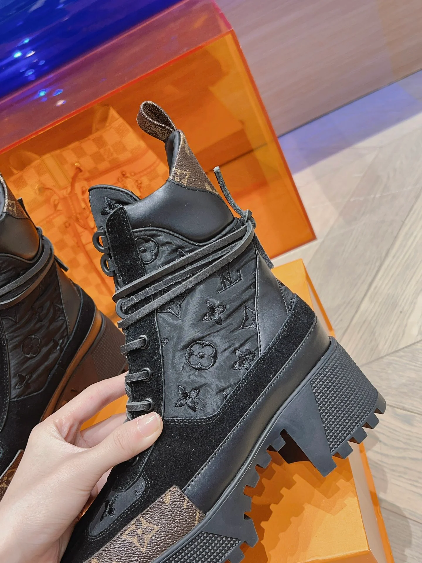 Новинка осенне-зимней коллекции LV 2023 — Ботинки Мартин на высоком каблуке — Черные