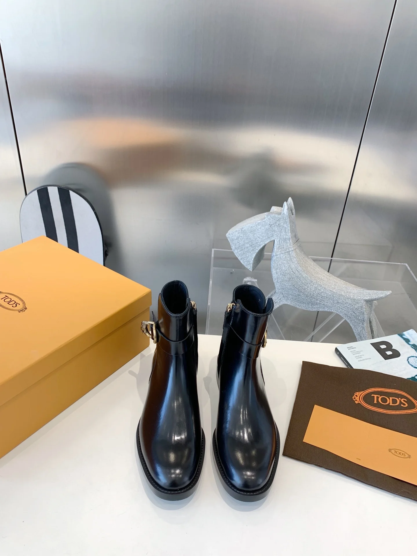 Ботинки челси Tods с головой льва - черные