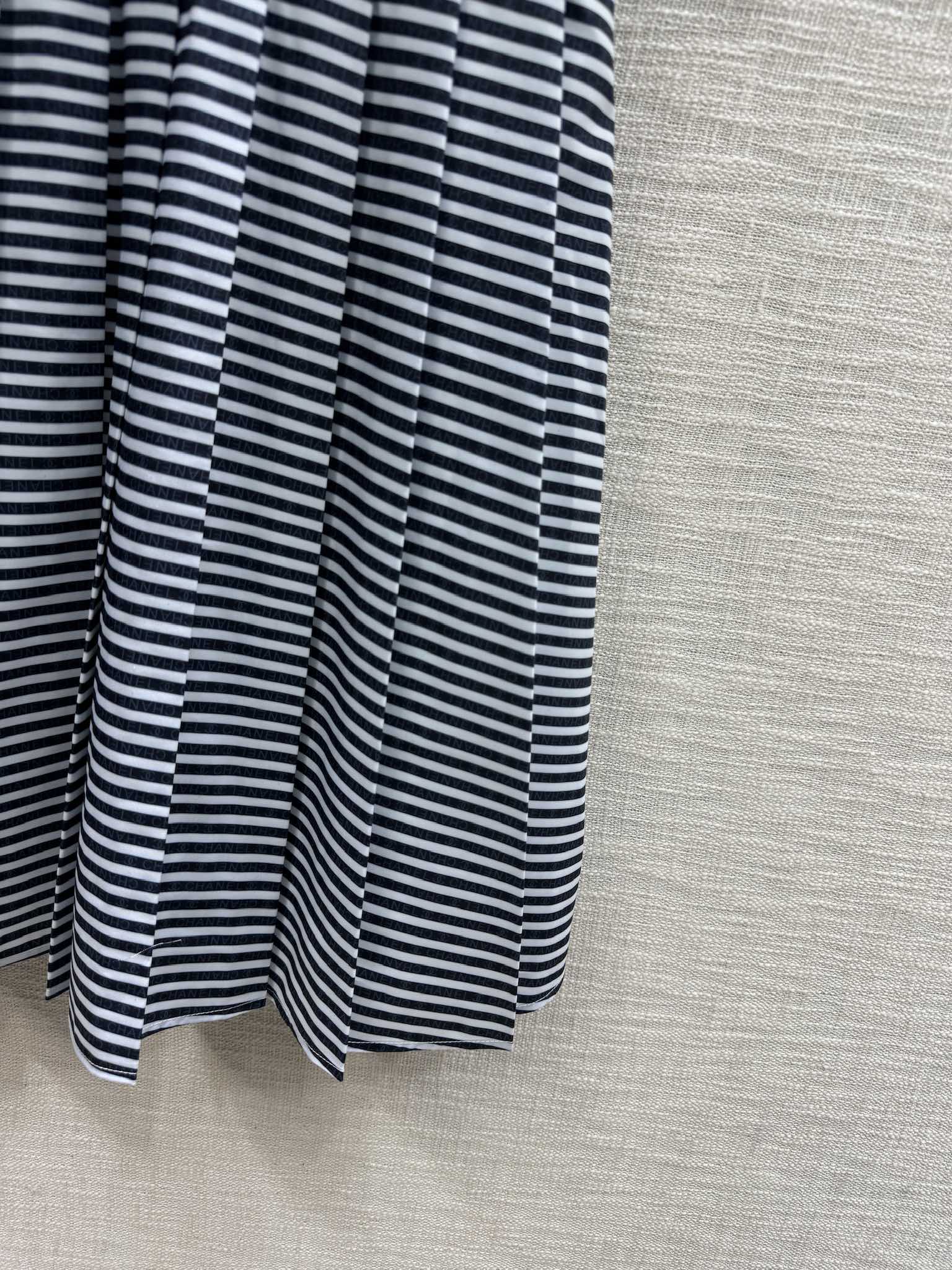 Платье Chanel 2403 с воротником, украшенным множеством пайеток, и короткими рукавами - синее.