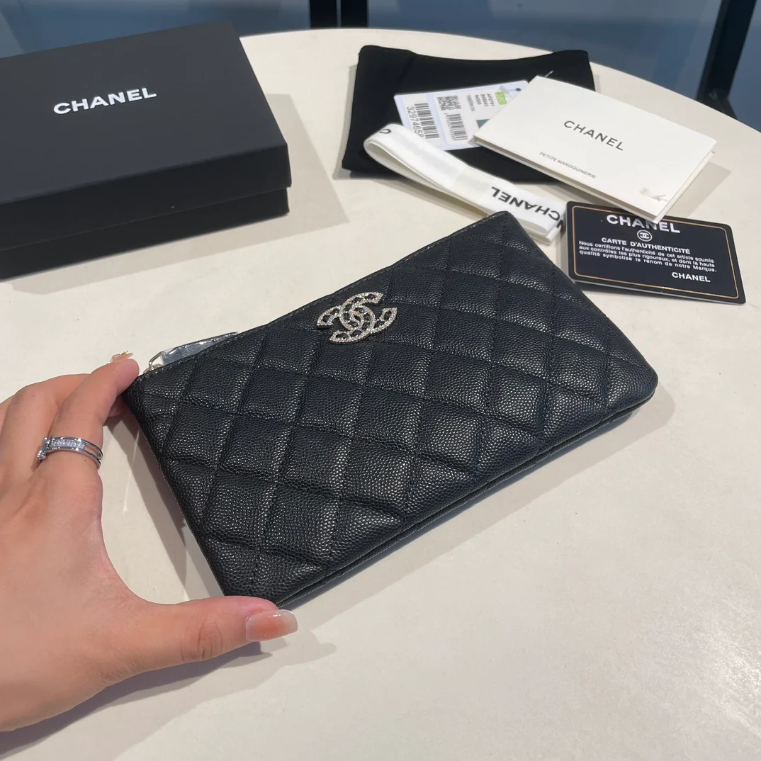 Chanel-22s 钻扣小号手拿包