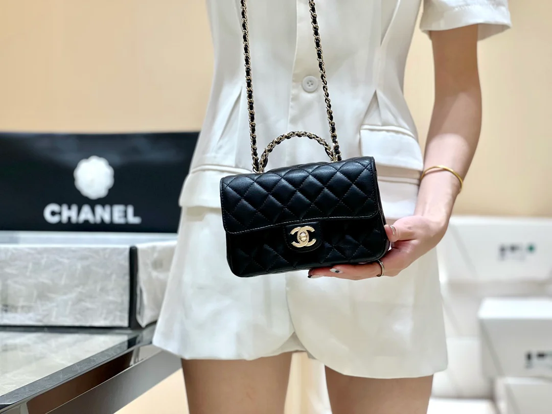 Ручка сумки Chanel 23a CF со стразами - черная