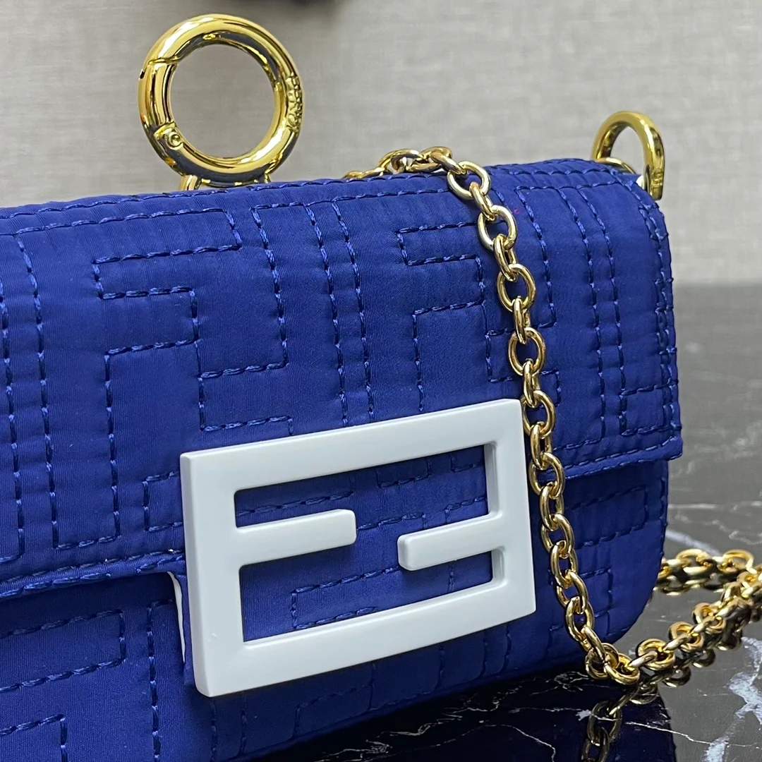 Маленькая синяя сумка-багет Fendi Baguette Nano