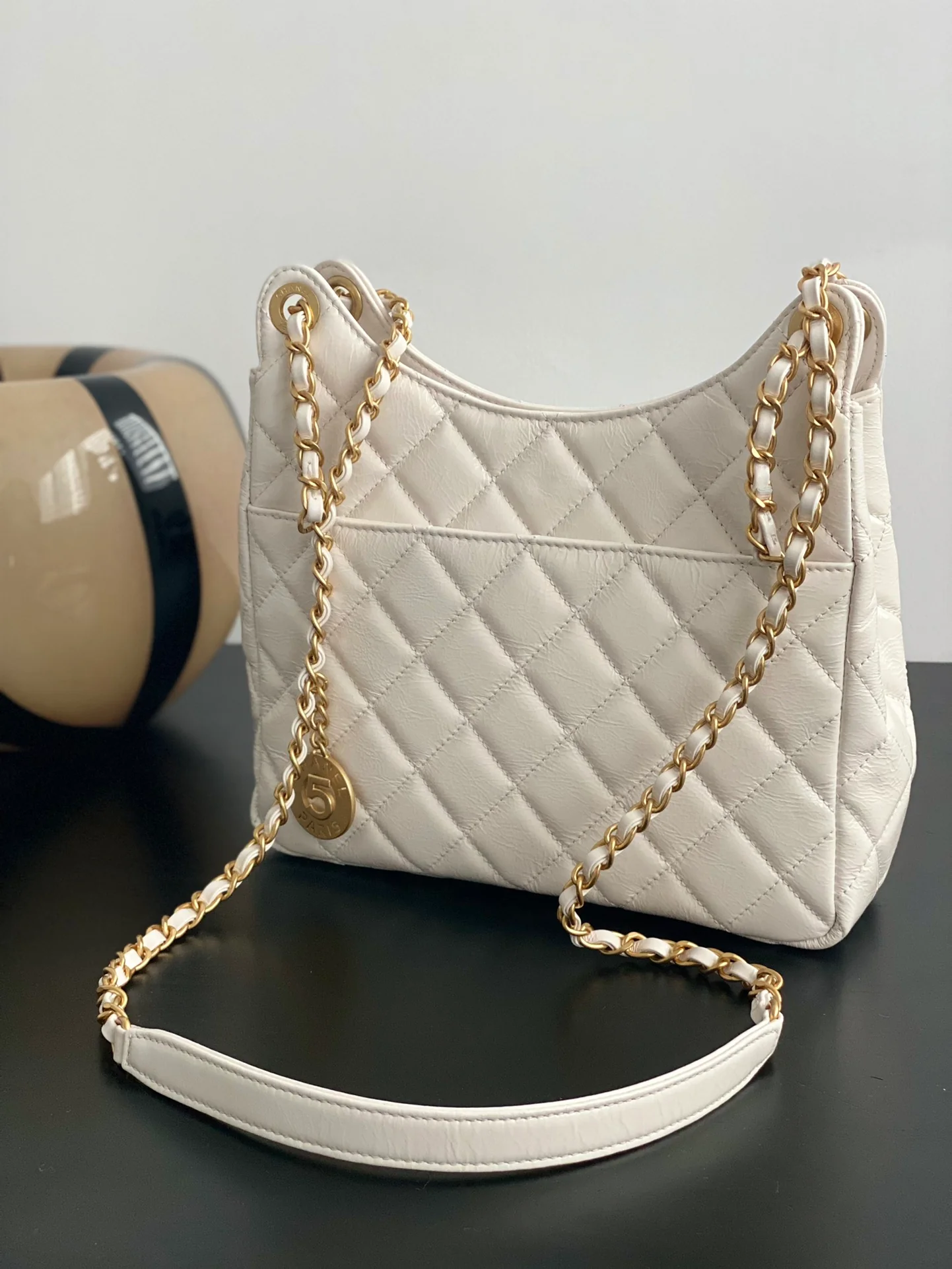 Коллекция Chanel ?Ранняя весна 2023? — сумка-хобо в стиле хиппи — маленькая — белая