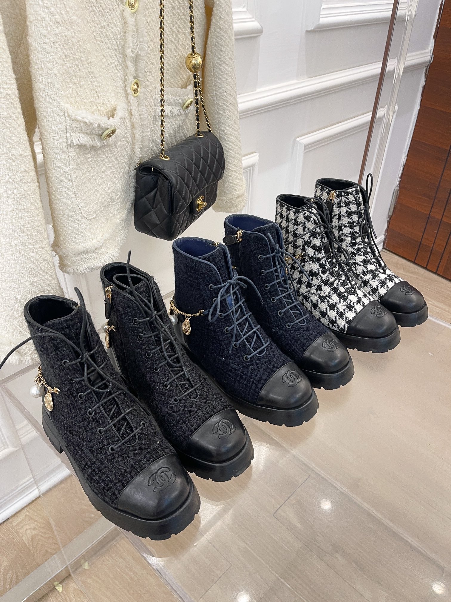 Новинка весны 2022 года от Chanel — ботильоны на шнуровке.