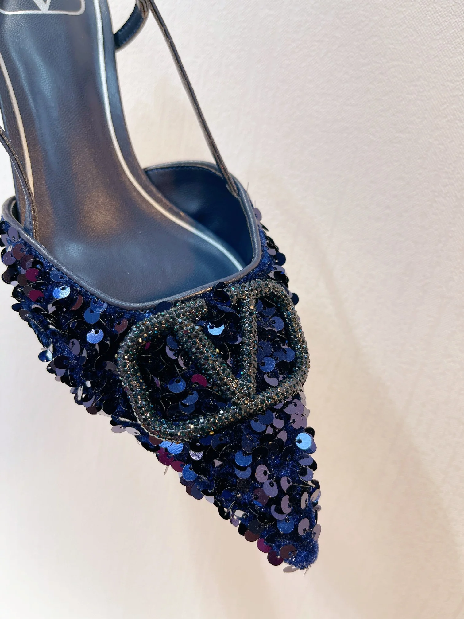 Новинка с официального сайта Valentino 2023 — глянцевые босоножки на низком каблуке с острым носком — 4 см — синие