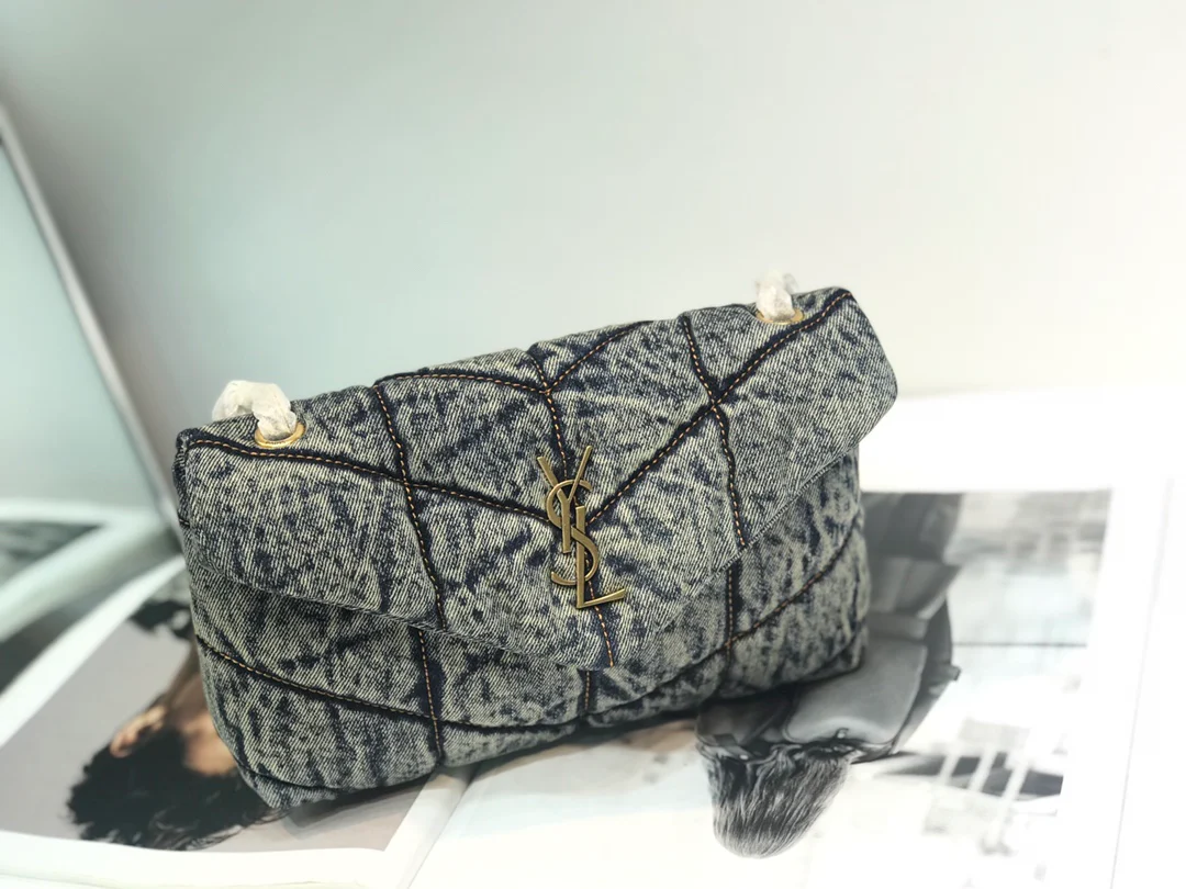 Сумка-пуховик YSL из джинсовой ткани, цвет выцветший серый, маленькая.