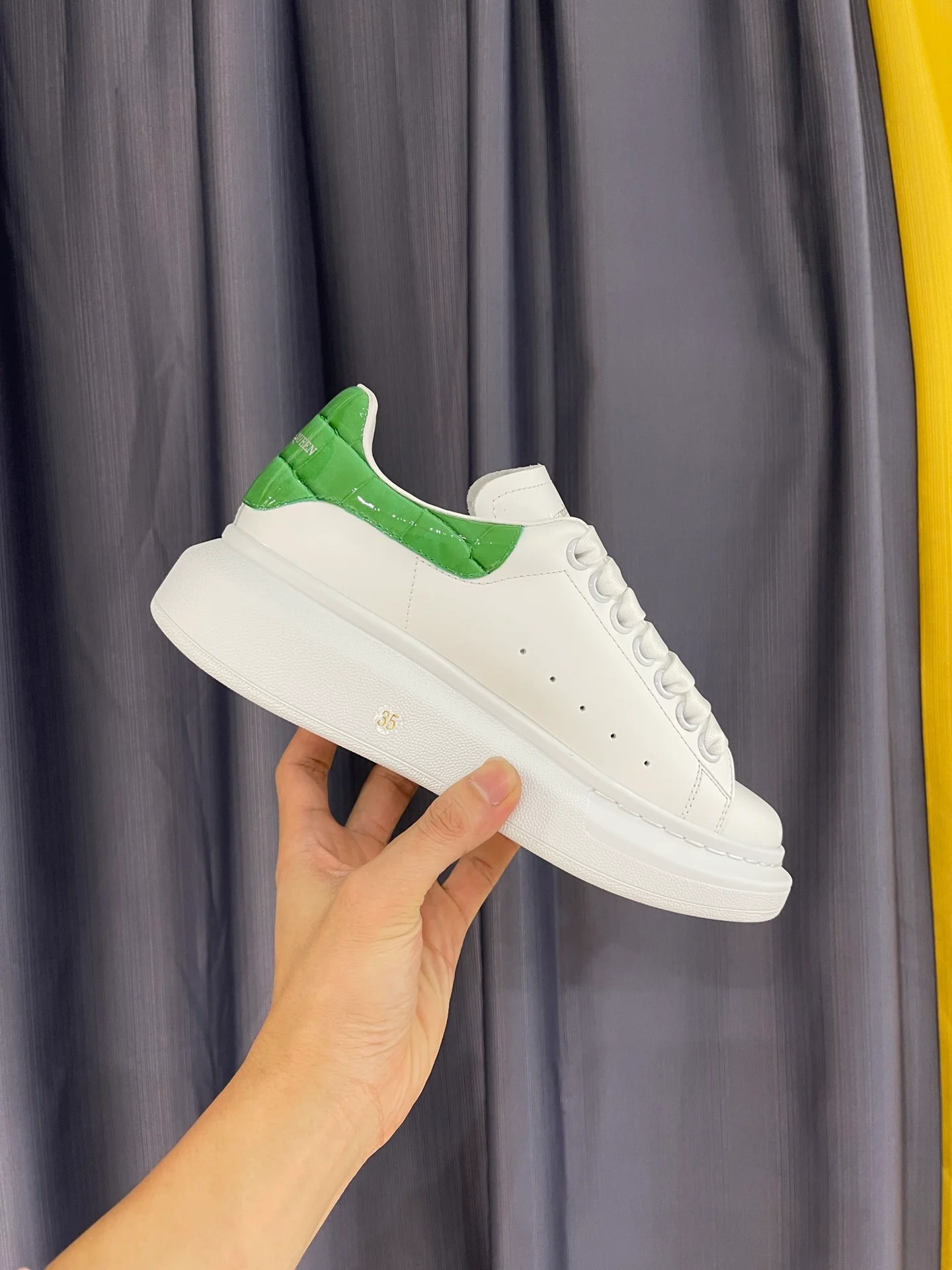 Классические белые кроссовки McQueen - унисекс - зеленая лакированная кожа, каблук с текстурой под камень.