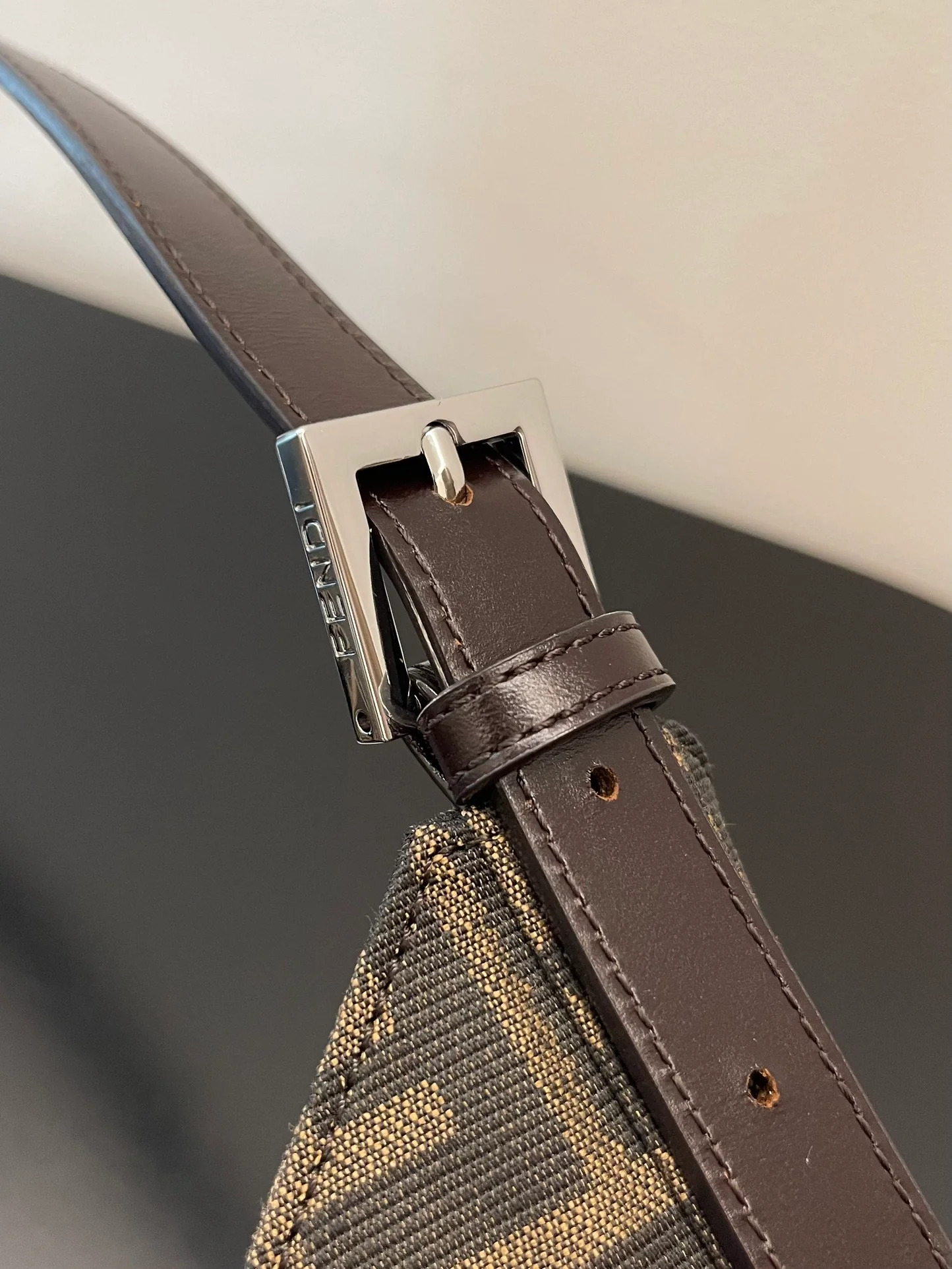 Винтажная сумка Fendi Monogram с серебряной пряжкой через плечо