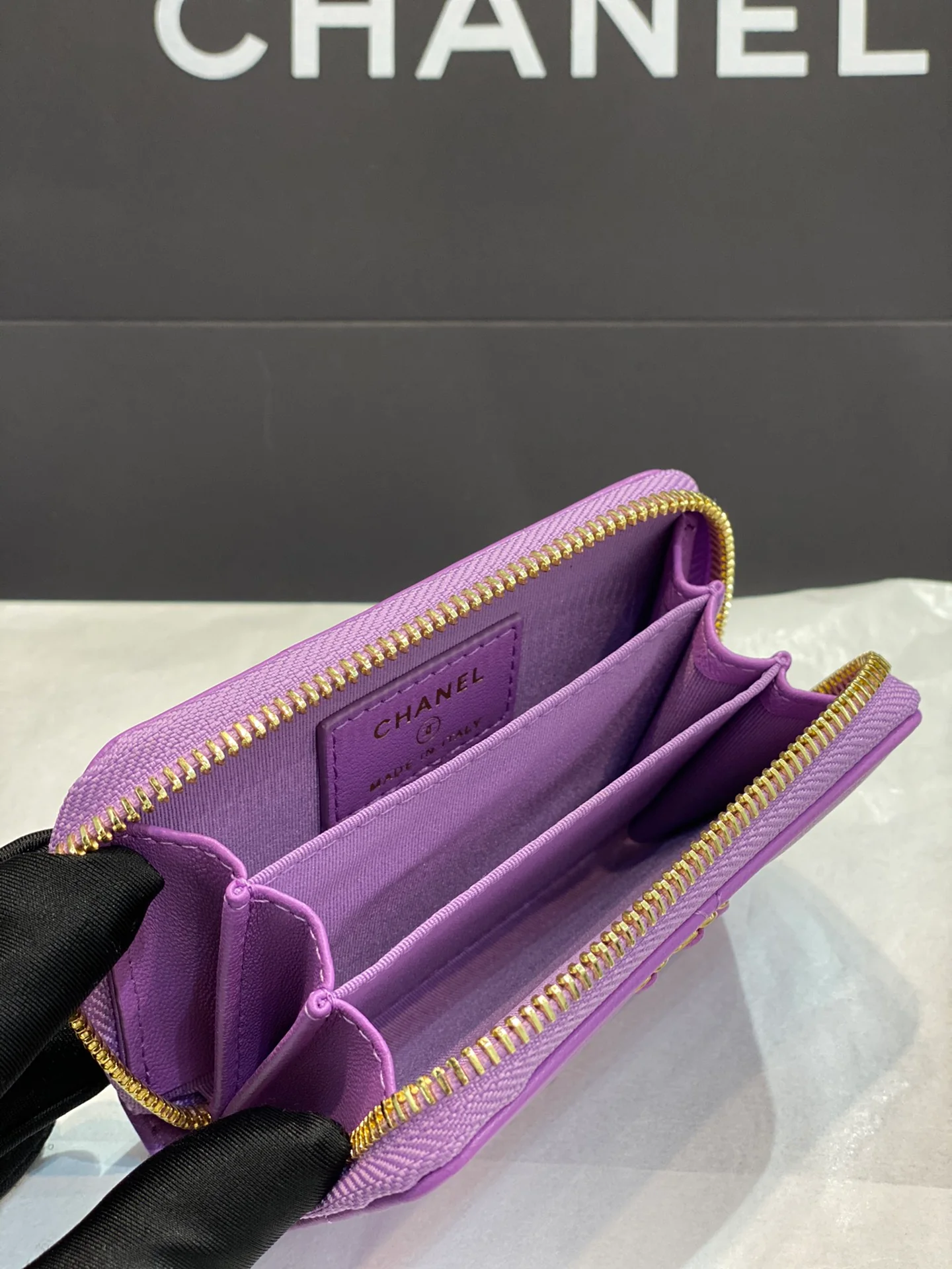 Chanel 19 серия - Большой держатель для карт на молнии с бриллиантовой отделкой - Розово-фиолетовый