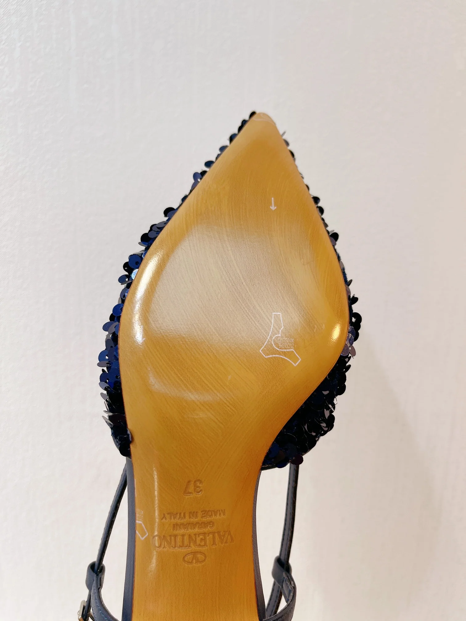 Новинка с официального сайта Valentino 2023 — глянцевые босоножки на низком каблуке с острым носком — 4 см — синие