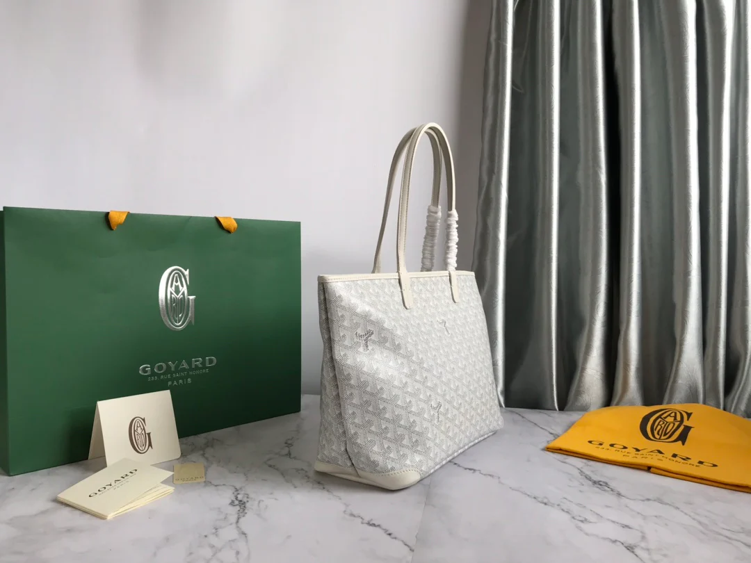 Маленькая сумка-тоут Goyard на молнии - белая.