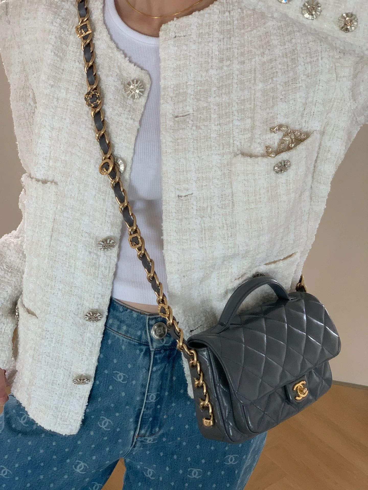 Chanel - Сумка-мессенджер с ручкой из овечьей кожи - Серая