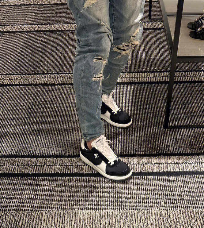 Новинка 2023 года от Chanel - Классические белые кроссовки, украшенные стразами Swarovski.