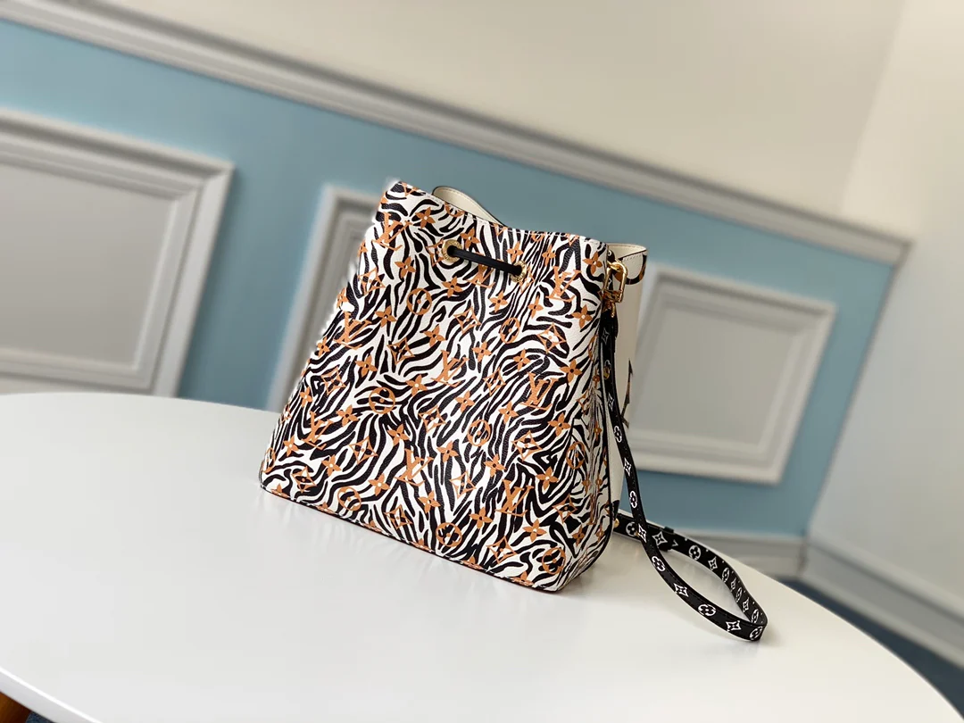 lv-m44679-neonoe handbag jungle-capsule series