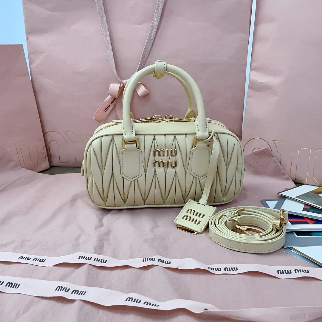 Боулинг-сумка Miu Miu-5bb142, розово-абрикосового цвета.