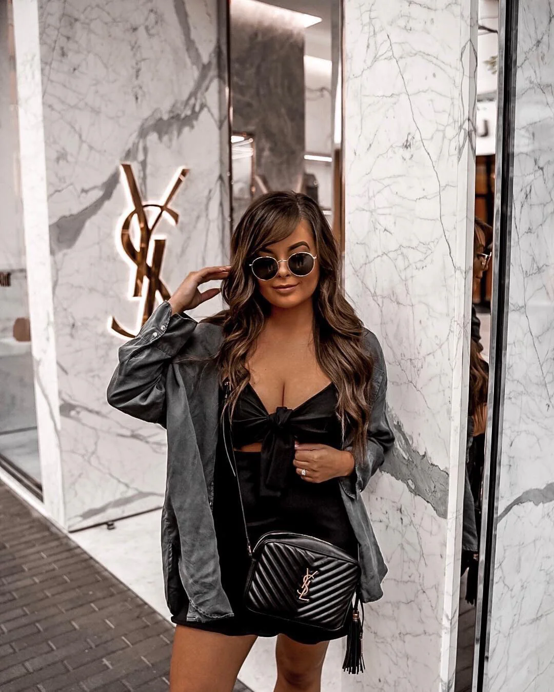 Фотосумка YSL Lou Bag — черная с серебристой фурнитурой.