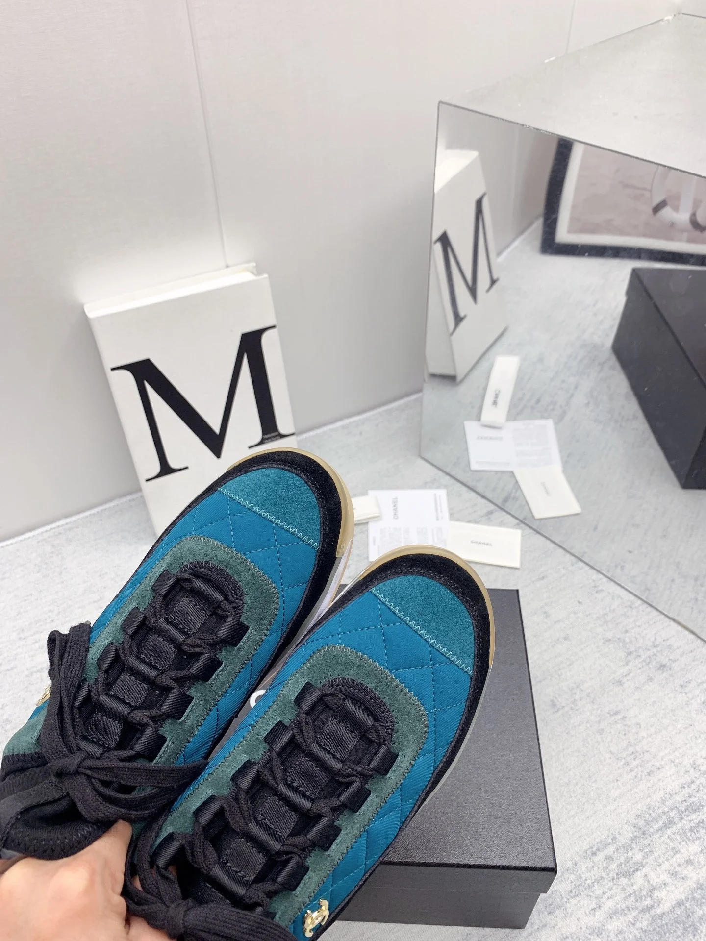 Новинка сезона осень/зима 2021 от Chanel - кроссовки с ромбовидным узором - синие.