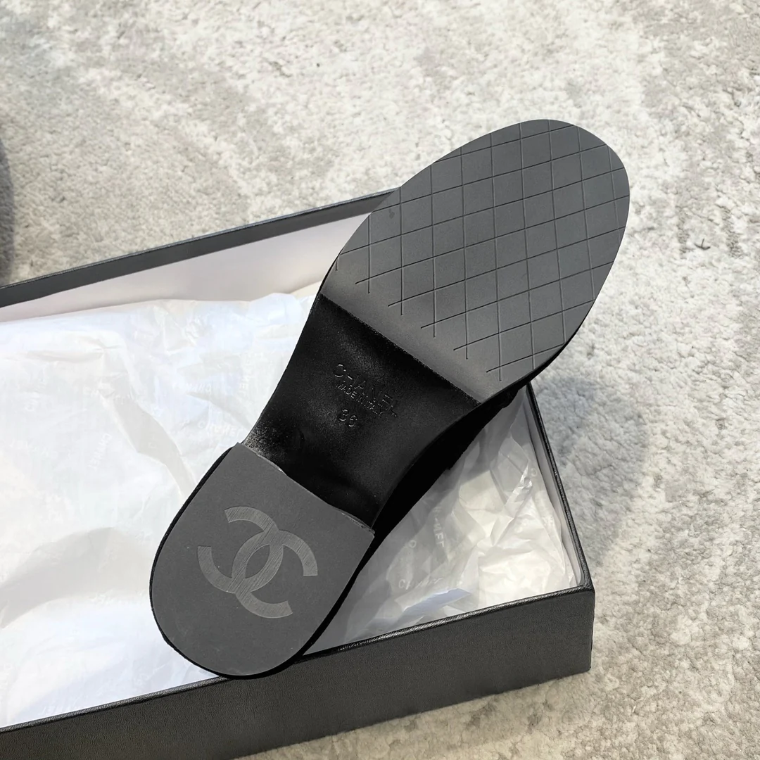 Новинка сезона весна/лето 2023 от Chanel - Лоферы на платформе - Замшевые, черные