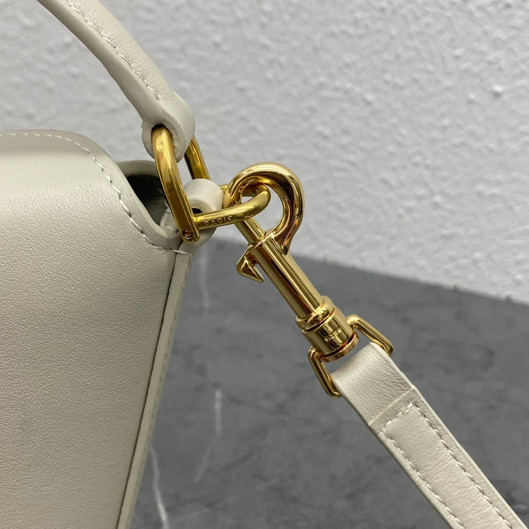 Миниатюрная кожаная сумка-ведро Celine Triomphe - белая