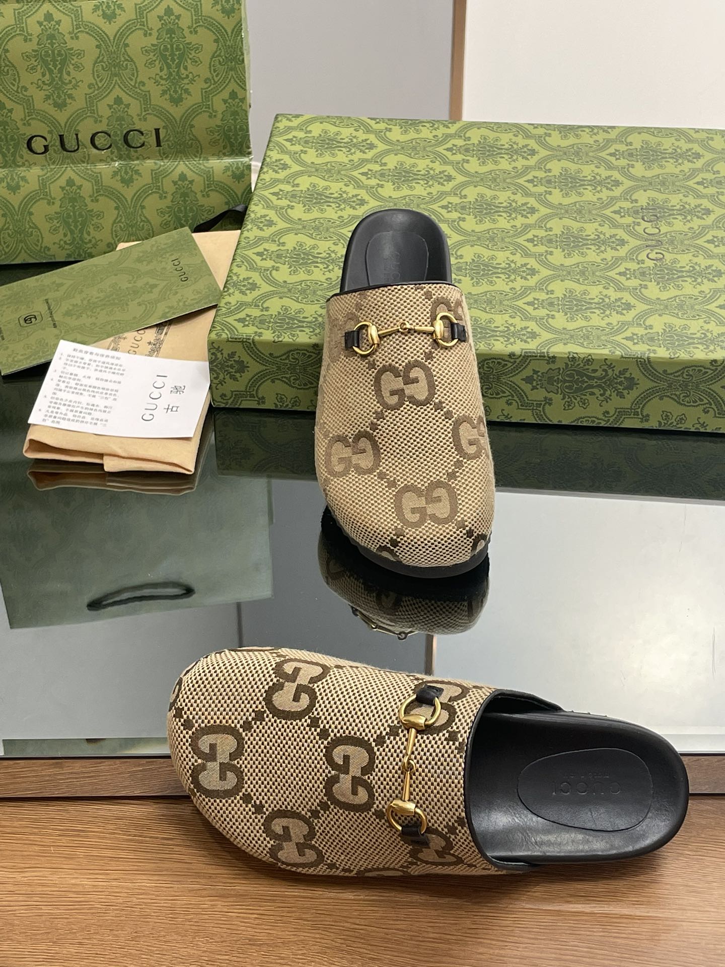 Новые поступления Gucci сезона начало осени 2023 — Мюли — Закрытые тапочки — Унисекс — Монограммная канва