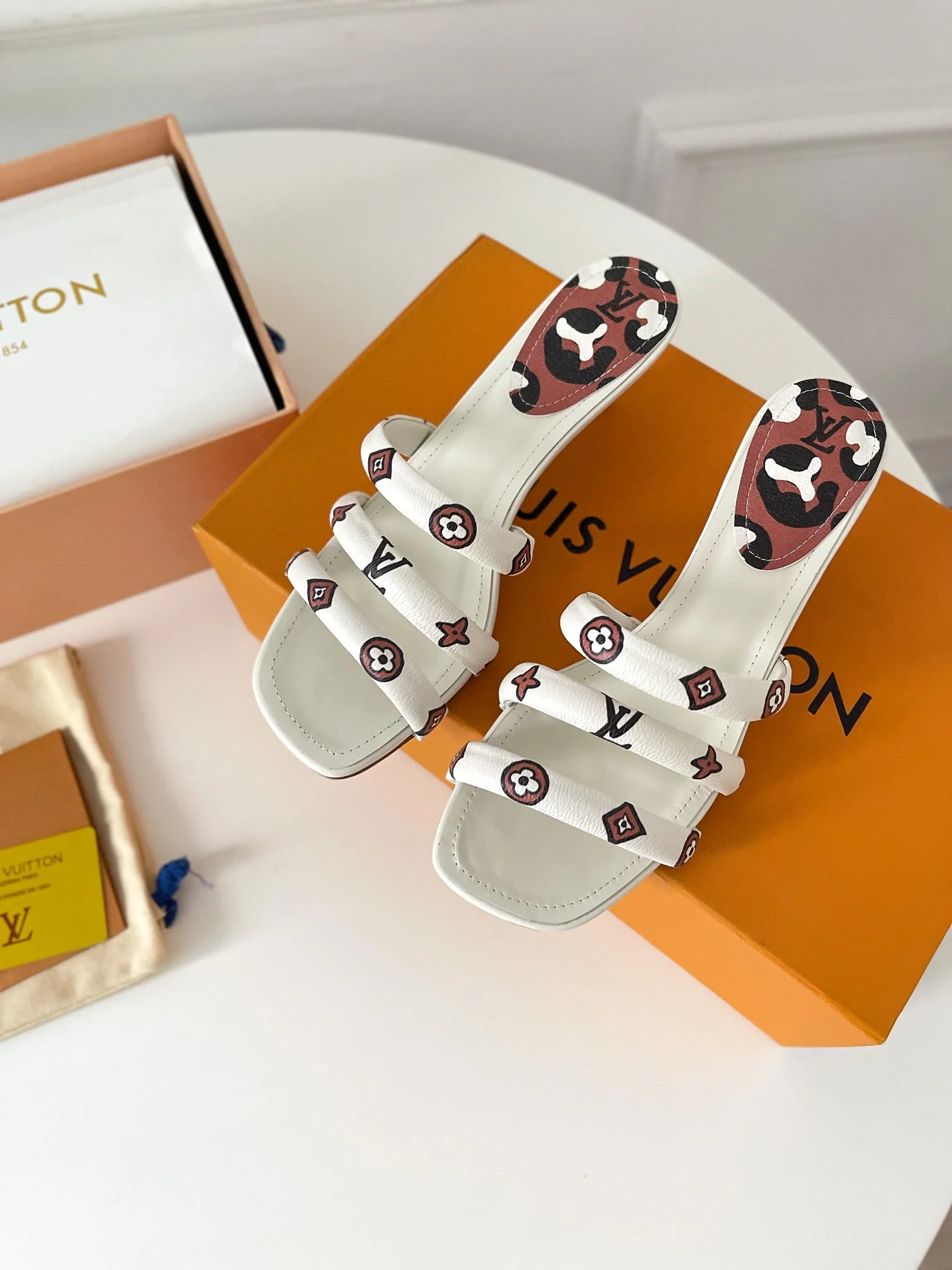 Сандалии LV на низком каблуке