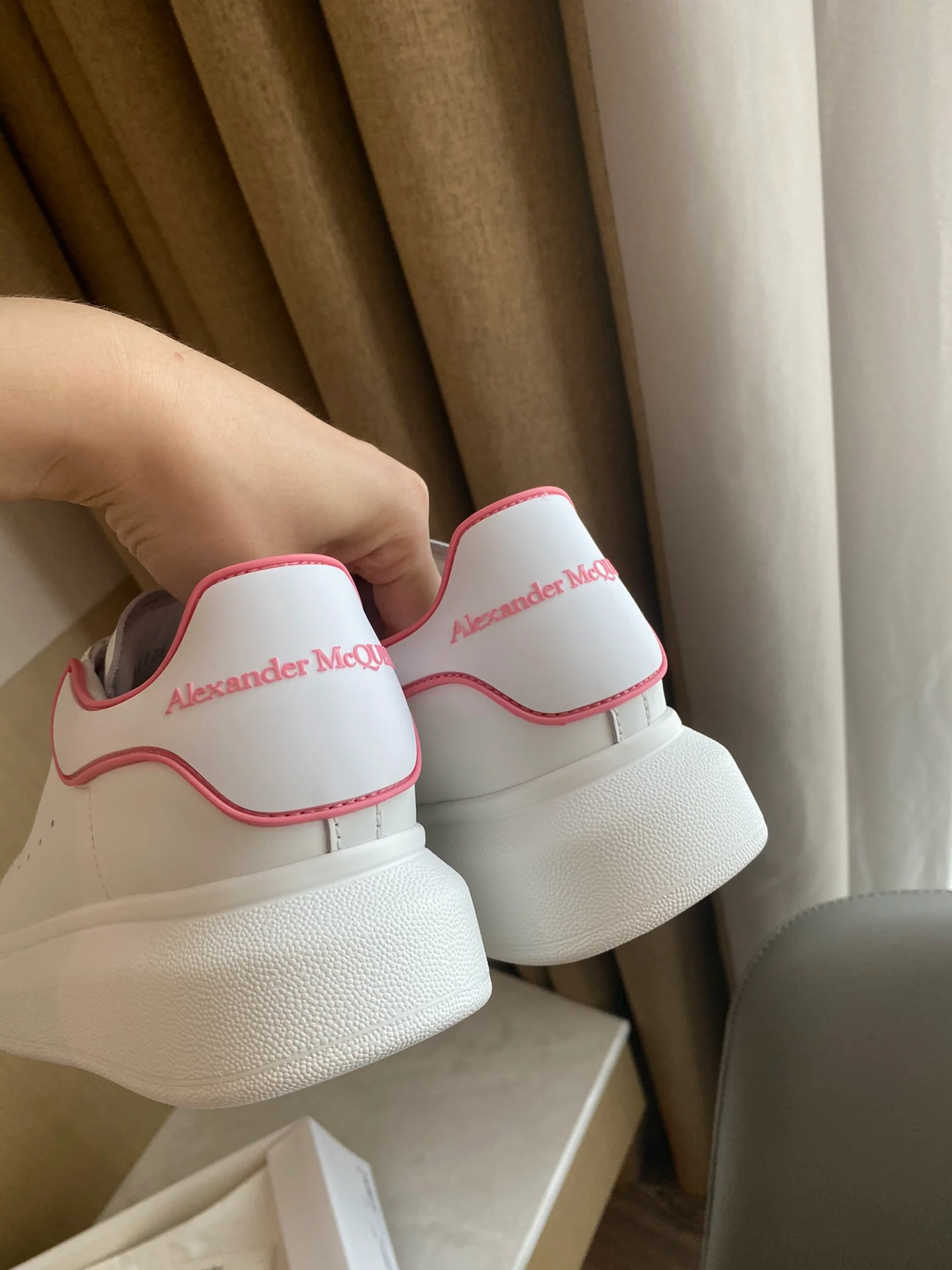 Классические белые кроссовки McQueen с 3D-логотипом из смолы — розовые