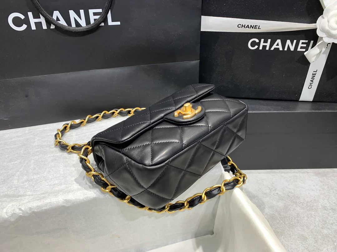 Новинка сезона весна/лето 2023 от Chanel - сумка Gold Coin CF - черная - 1