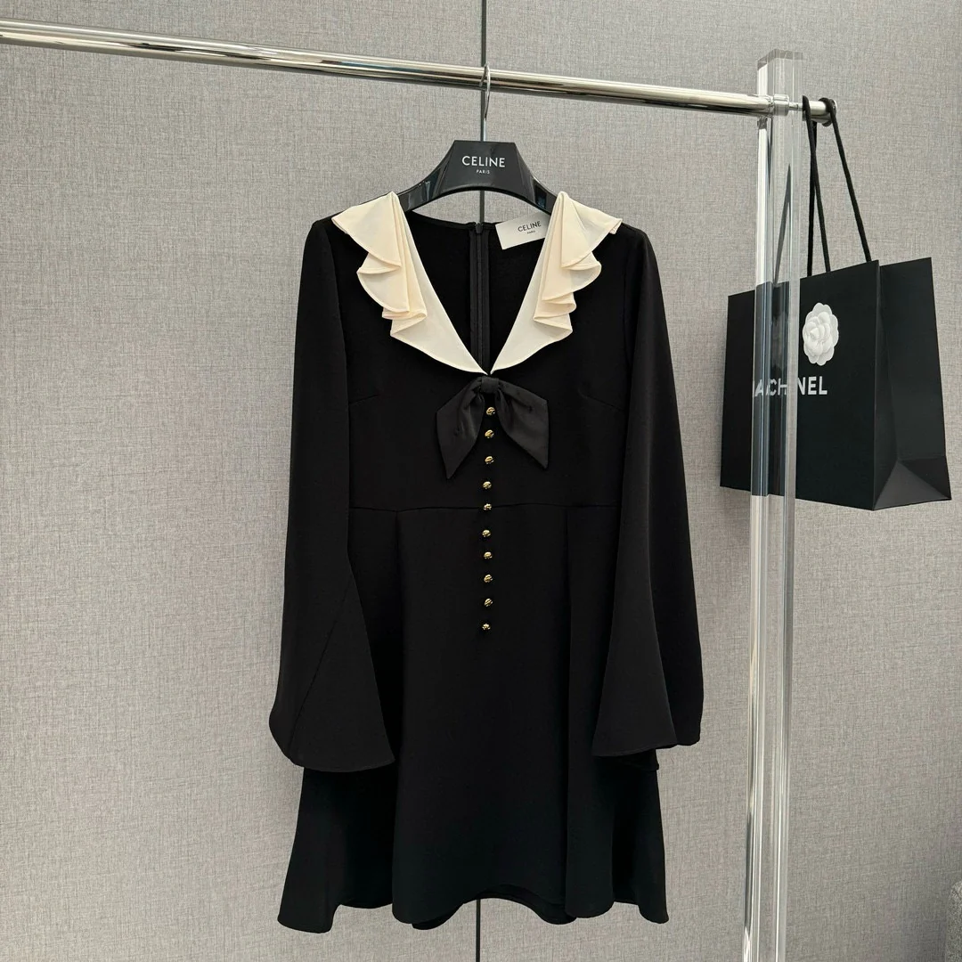 Новое маленькое черное платье Celine весна/лето 2024 с французскими оборками и V-образным вырезом.