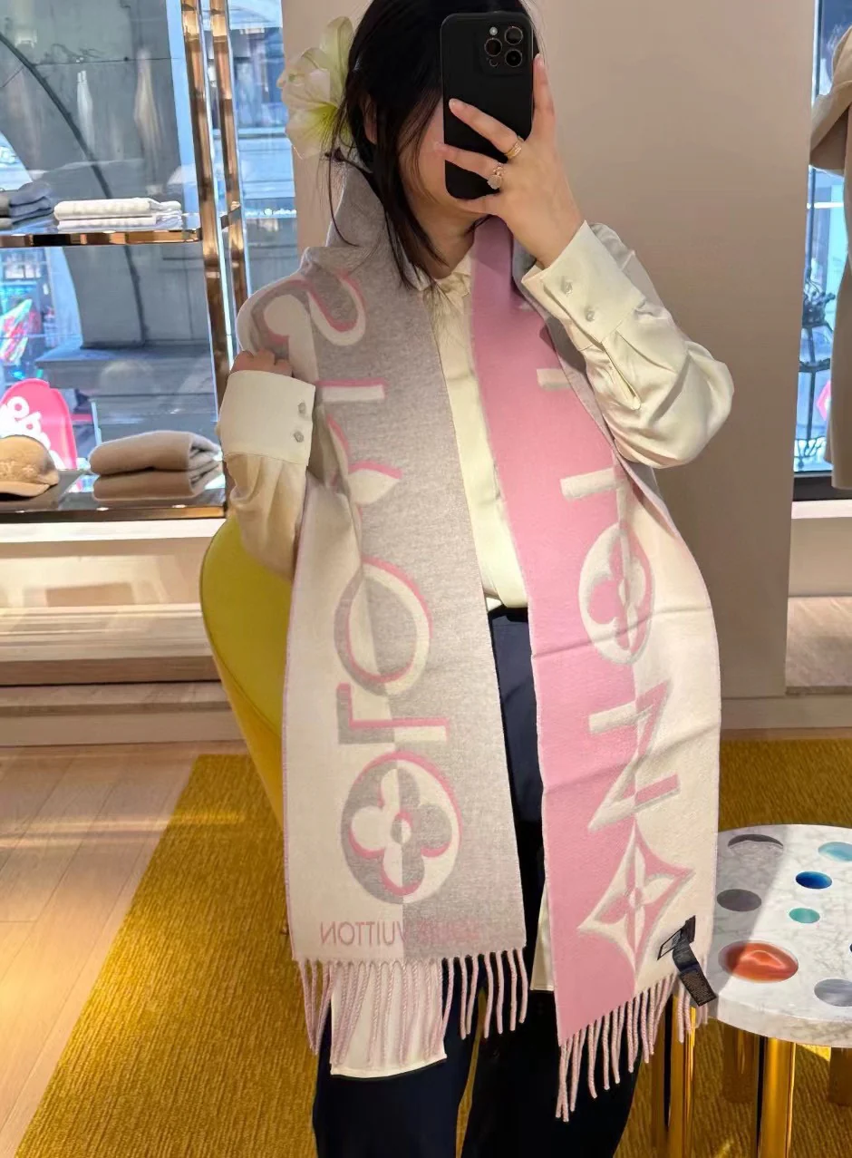 Длинный шарф LV-2024 с цветными блоками и логотипом - розовый