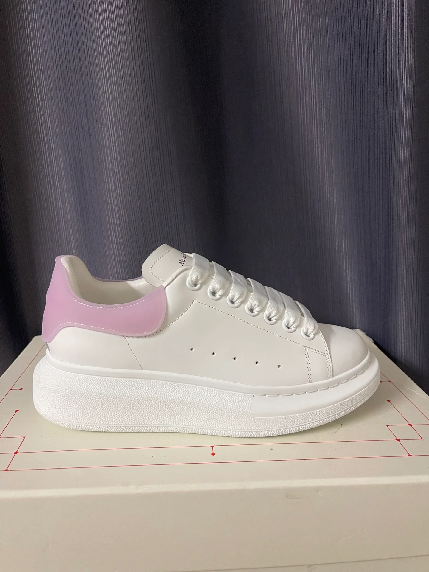 Классические белые кроссовки McQueen - унисекс - прозрачный фиолетовый каблук с эпоксидной смолой