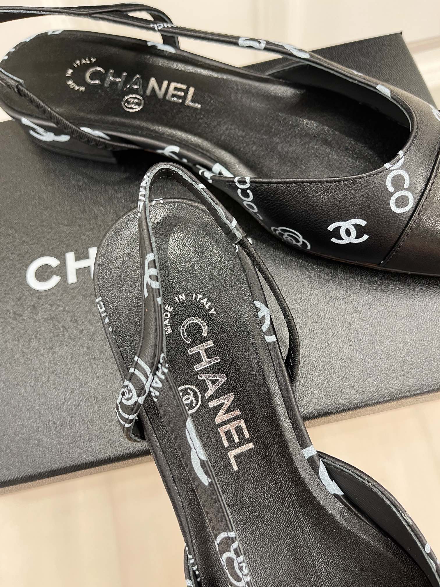 Новинка весны 2023 года от Chanel - Сандалии с принтом и открытой пяткой - Черные