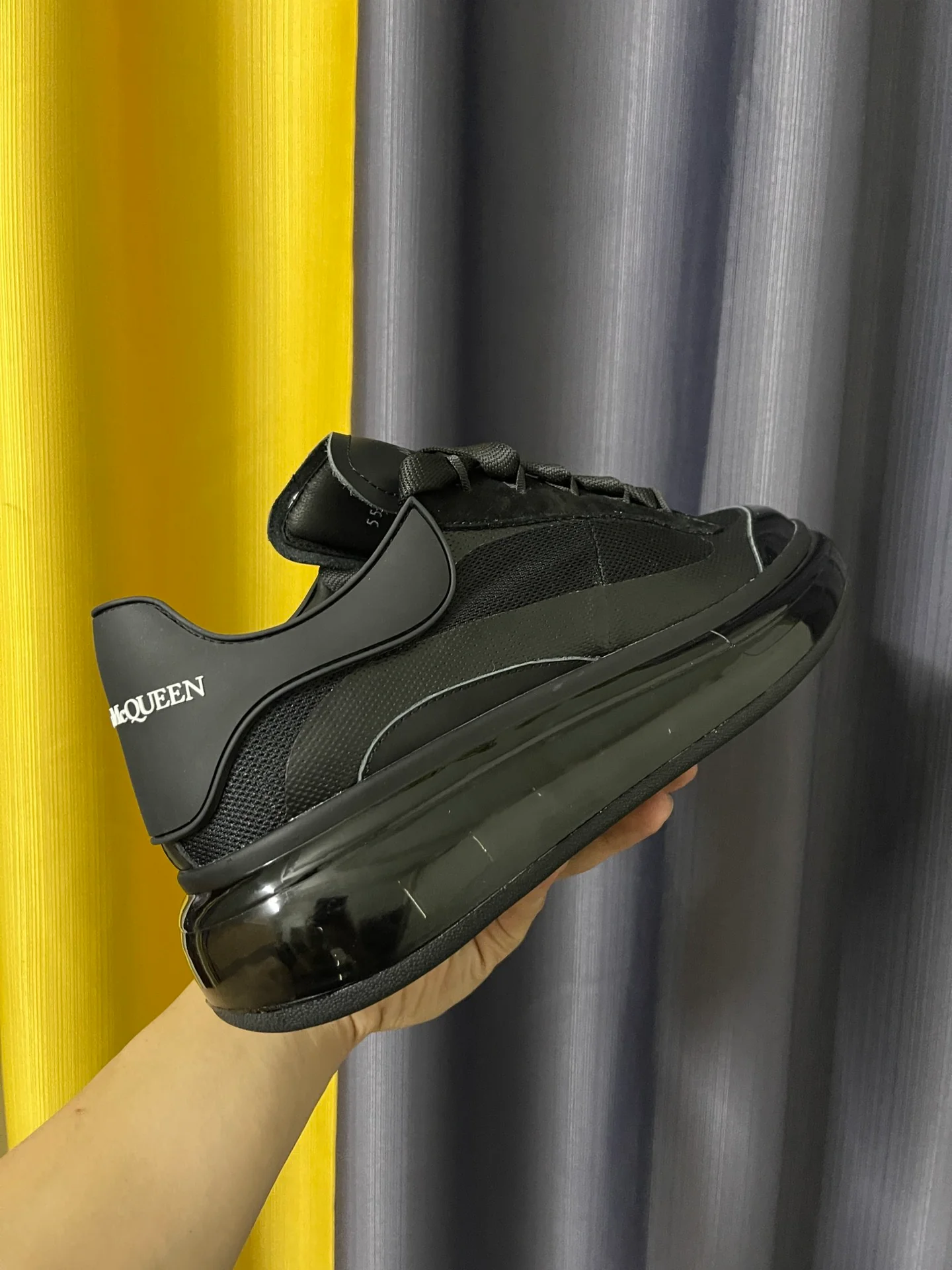 Классические белые кроссовки McQueen - унисекс - черная воздушная подушка