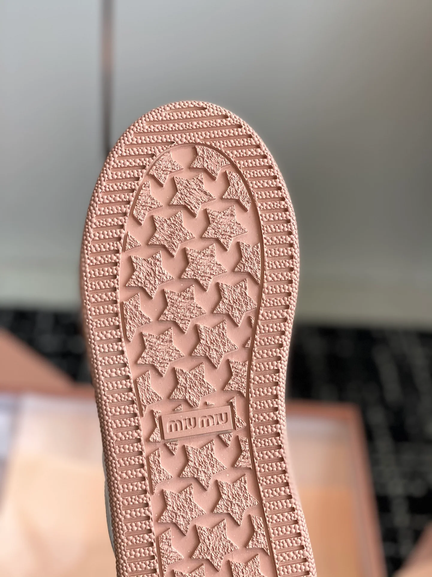 Кроссовки Miu Miu в стиле ретро с эффектом потертости - Повседневные кроссовки - Розовые