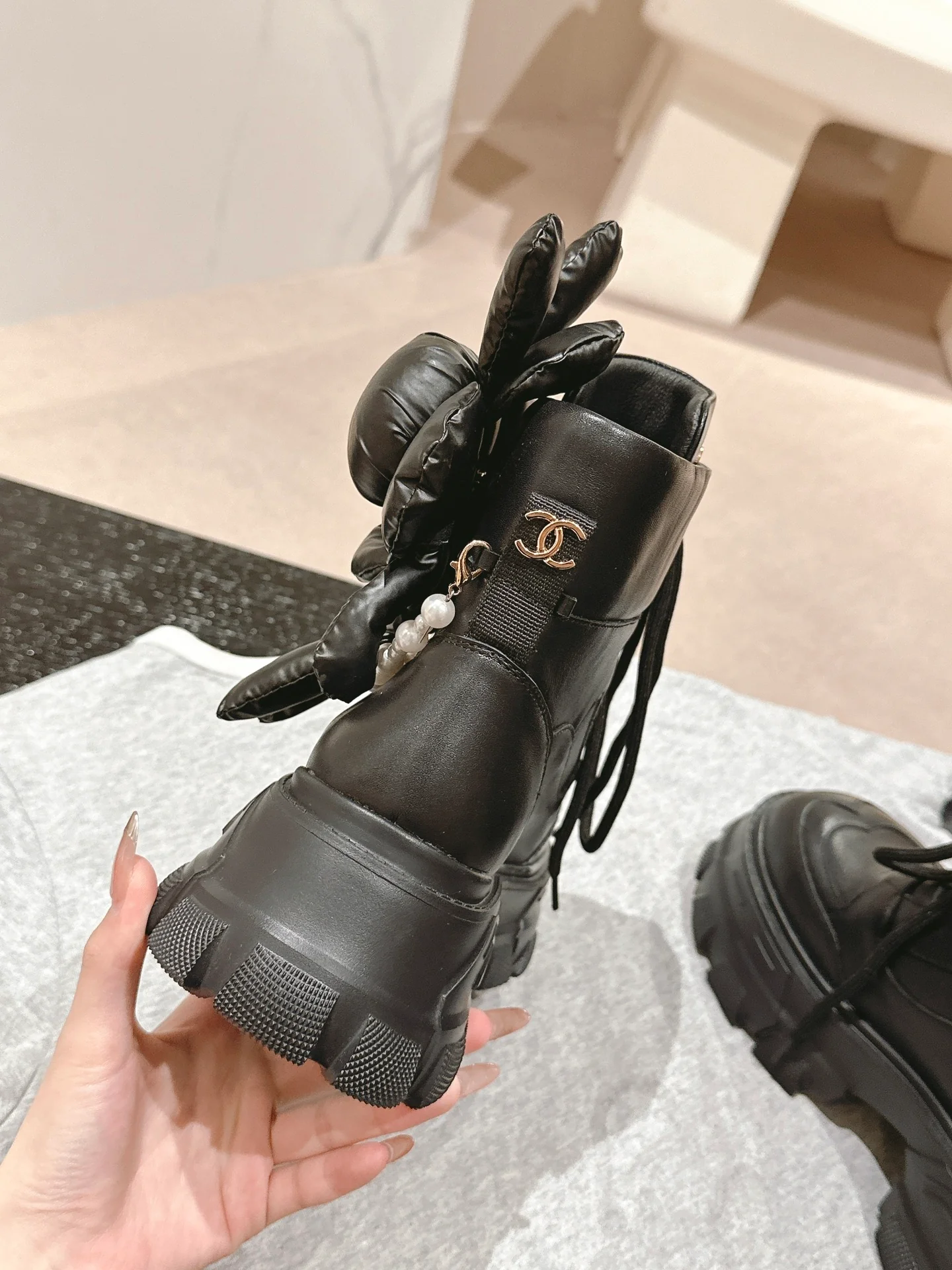 Высокие кеды на платформе Chanel 2024 — черные