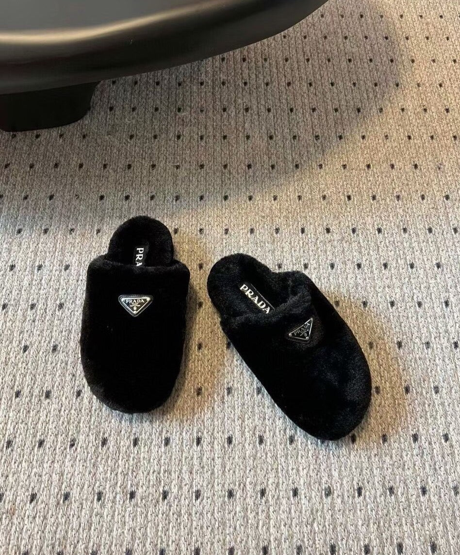 Новинка сезона осень/зима 2023 от Prada - Меховые тапочки с мыском - Черные