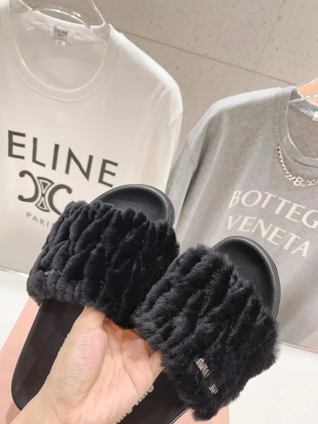 Новинка сезона ?Ранняя осень? от Miu Miu 2023 — шелковые тапочки с меховой отделкой и вышивкой — черные.