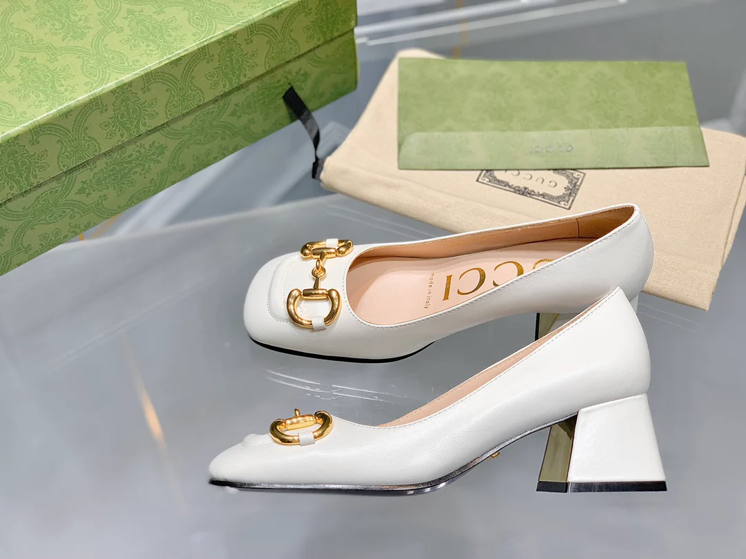 Весенняя коллекция Gucci 2021 — Босоножки на массивном каблуке с пряжкой в ??виде конской уздечки — 3