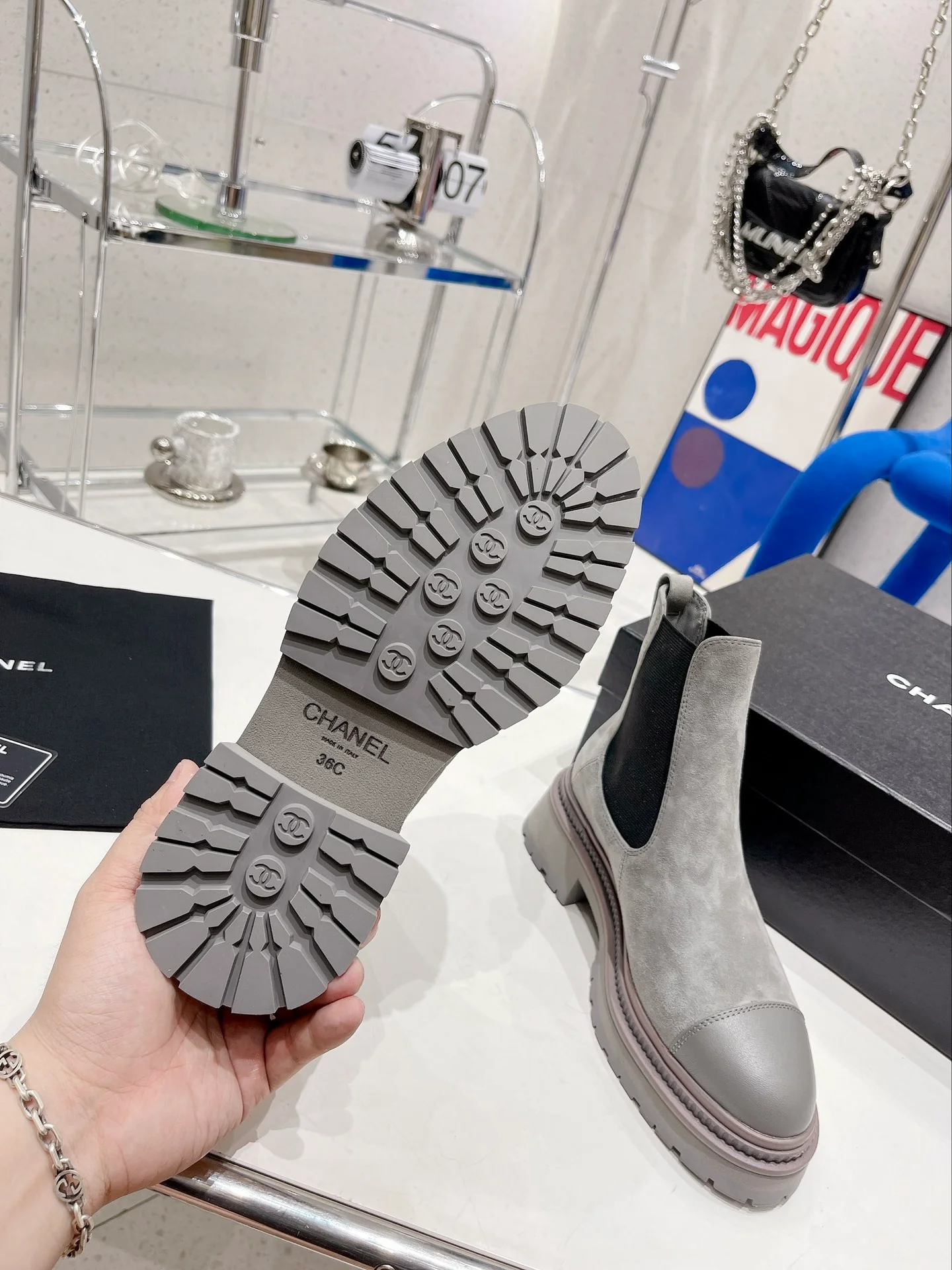 Новинка сезона осень/зима 2022 от Chanel - Ботинки челси - Серые