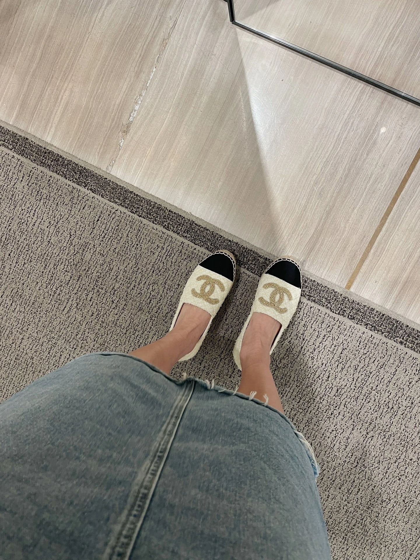 Новинка сезона осень/зима 2023 от Chanel — массивные неоновые рыбацкие туфли.