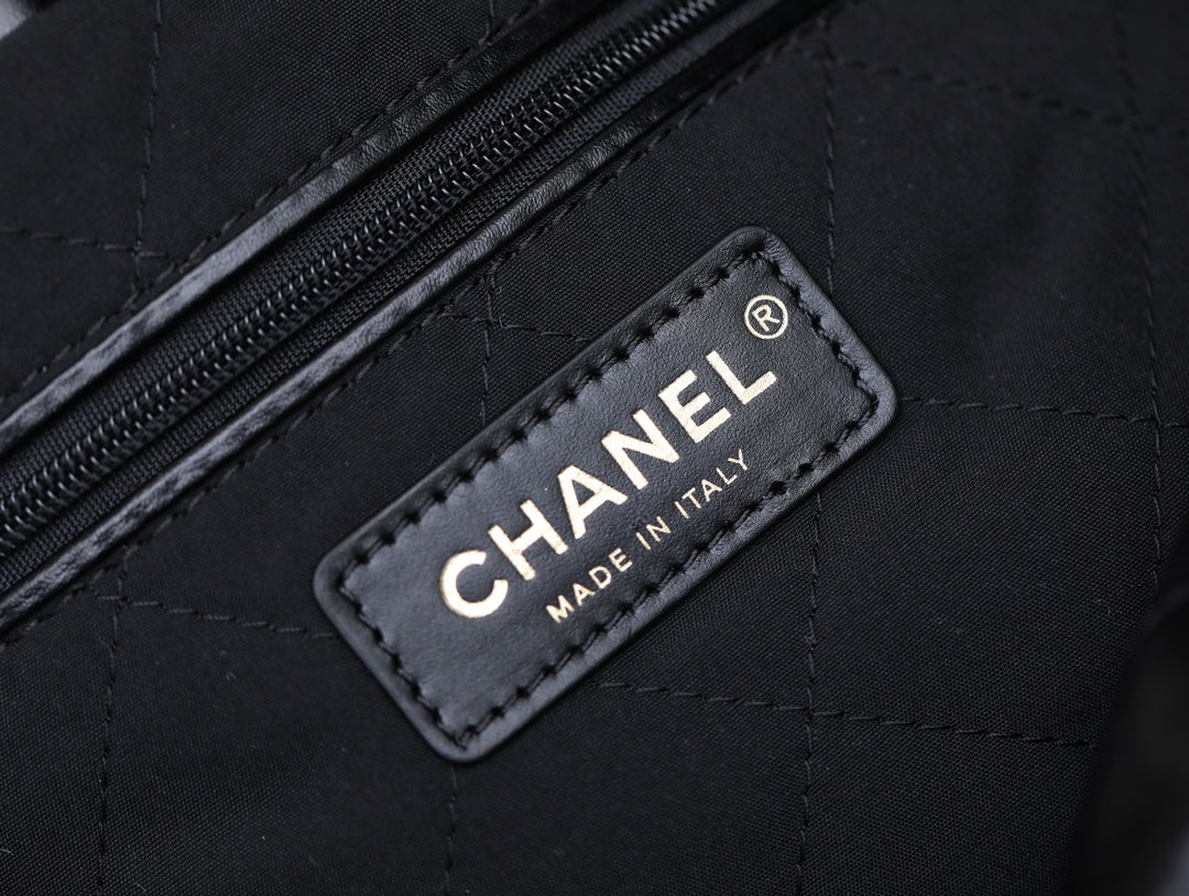 Сумка Chanel No. 22 — горизонтальный дизайн — черно-золотая