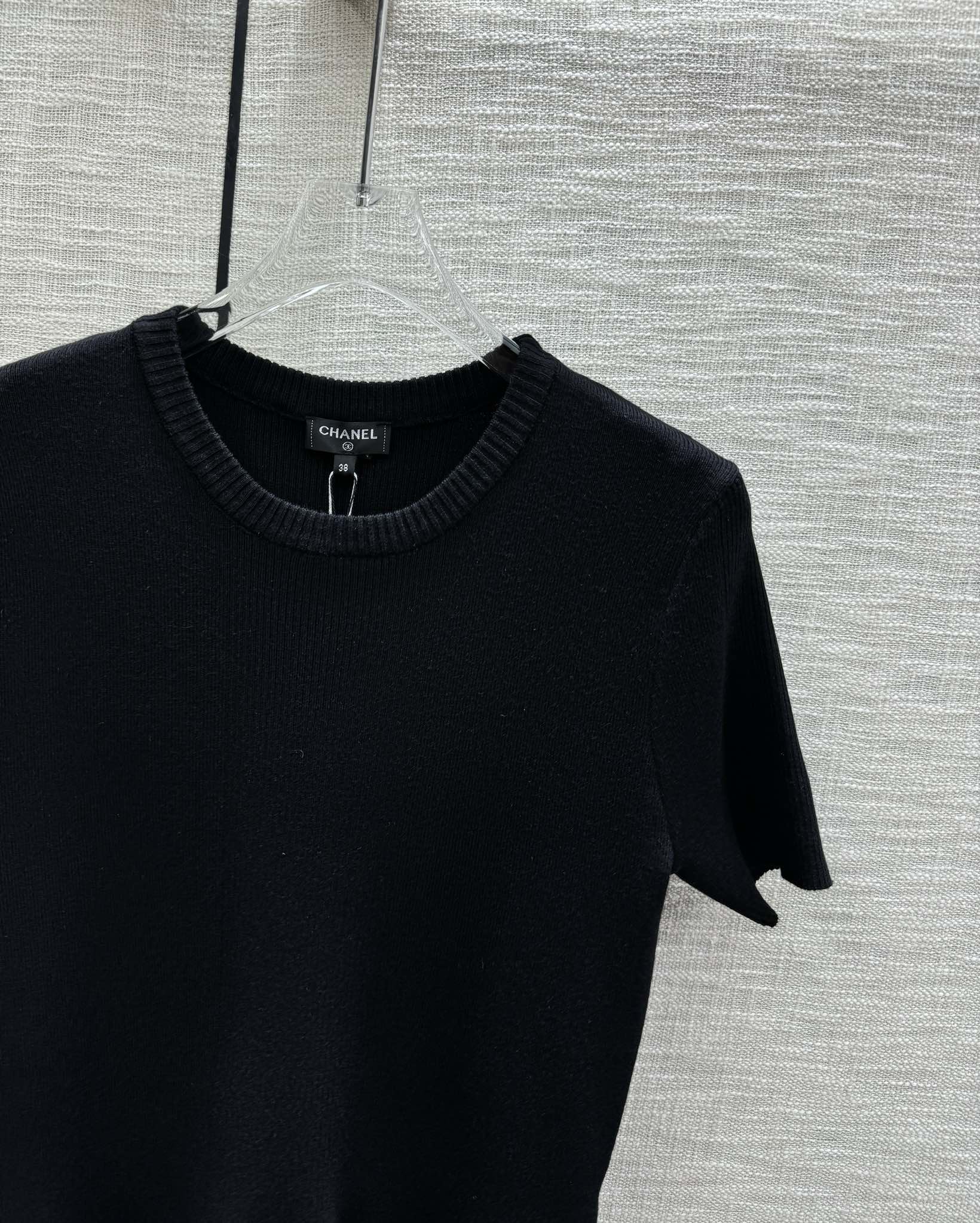 Chanel - 2403-24 Новинка ранней весны. Вязаная футболка с коротким рукавом и кружевной каймой - Черная