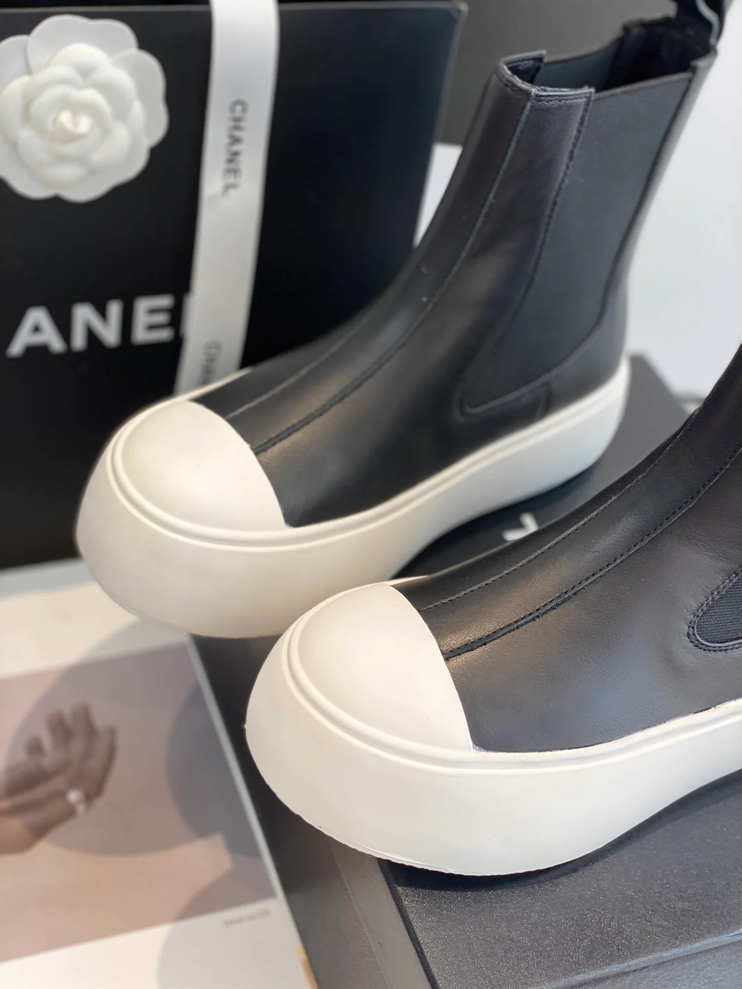 Повседневные высокие туфли на платформе от Chanel