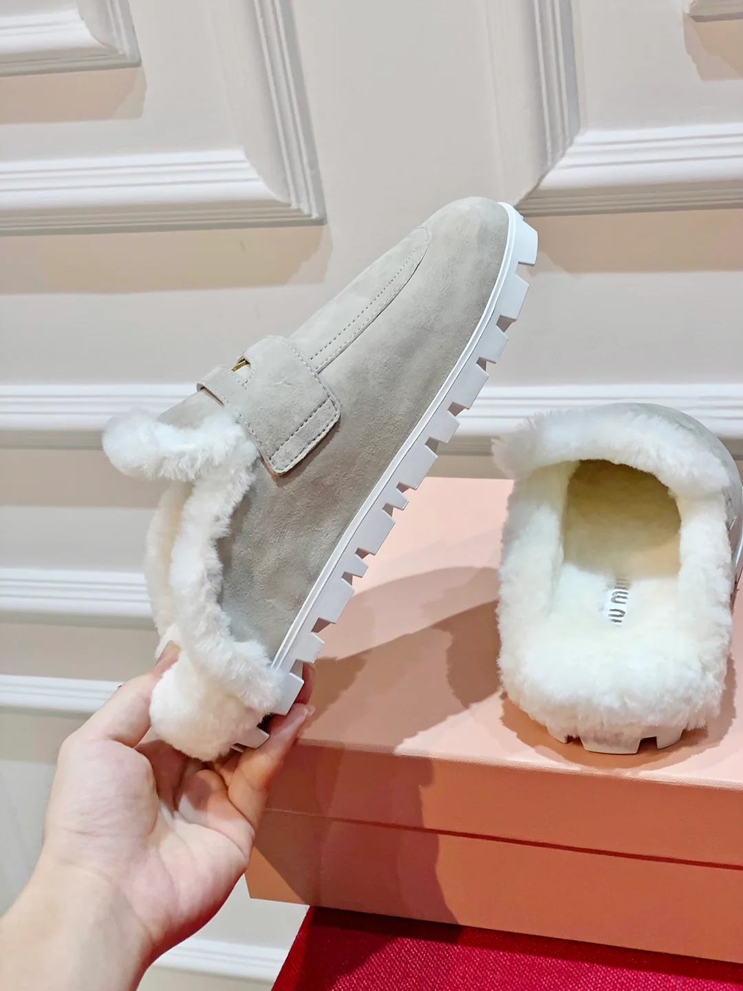 Новинка сезона осень/зима 2023 от Miu Miu - Меховые тапочки с золотой пряжкой - Светло-серые