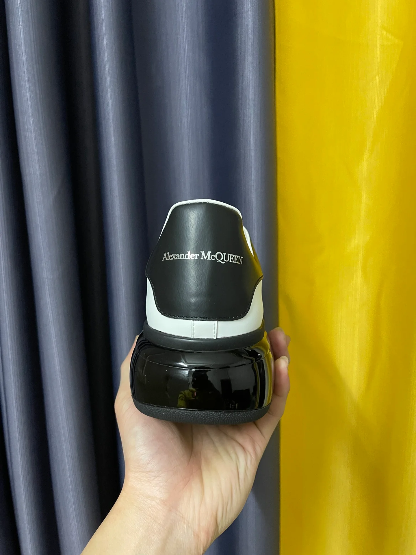 Классические белые кроссовки McQueen - унисекс - черная кожаная пятка - черная амортизирующая подошва