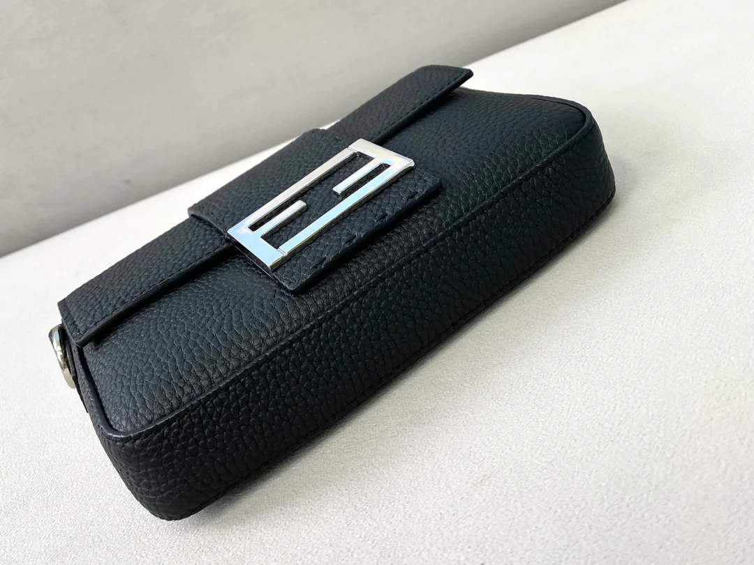 Маленькая черная кожаная сумка-багет Fendi Baguette
