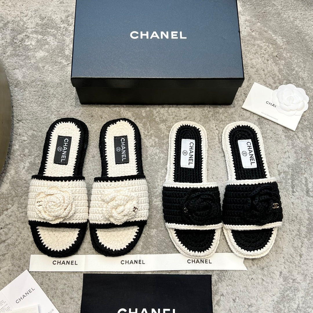Новинка сезона весна/лето 2023 от Chanel - Плетеные тапочки с камелиями - Черные
