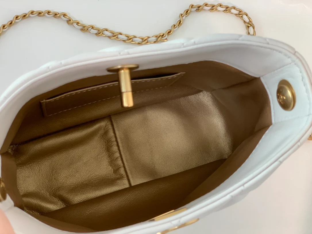 Коллекция Chanel Весна/Лето 2022 - Сумка-хобо Golden Globe - Маленькая