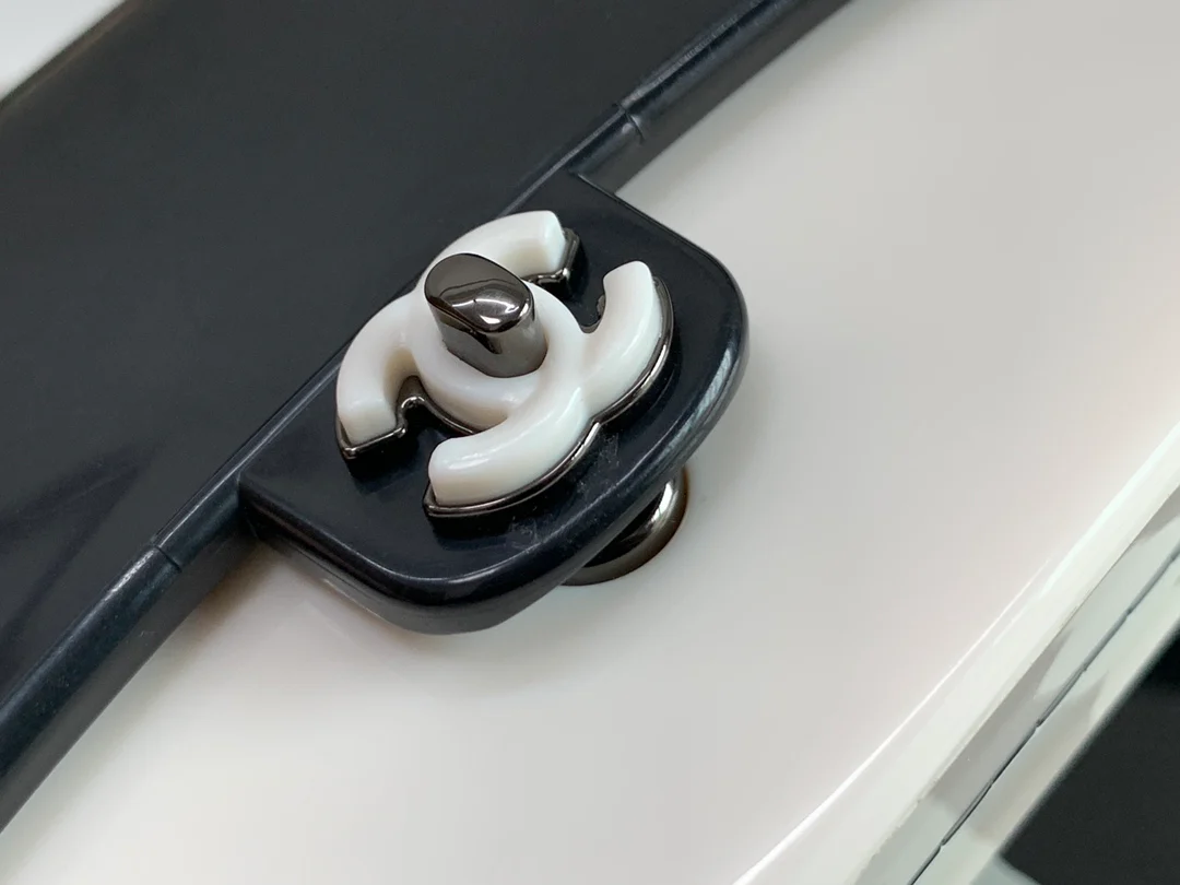 Новые поступления коллекции Chanel весна/лето - черно-белый акриловый CF