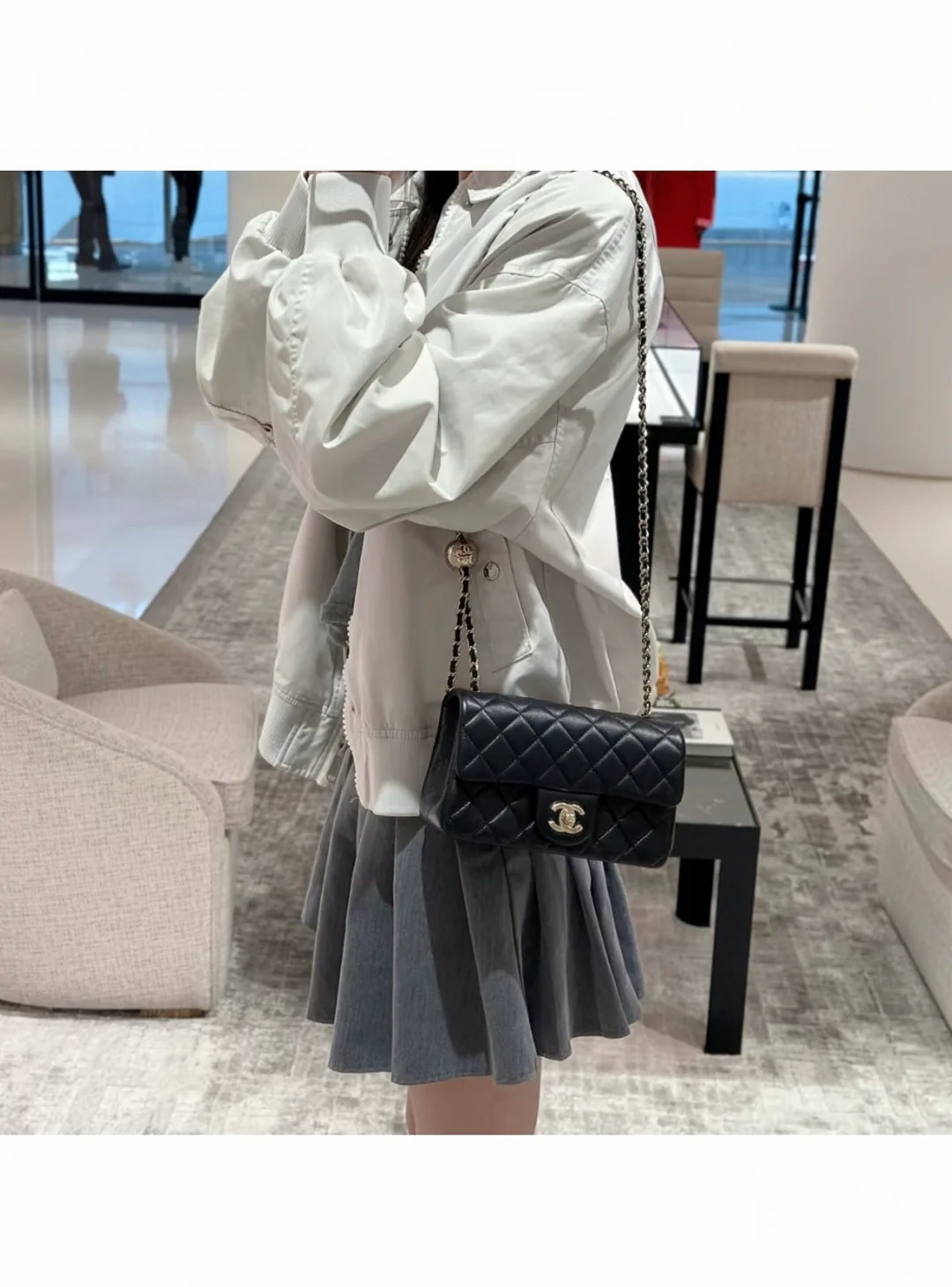 Застежка-пряжка Chanel из 25-каратного золота с регулируемой пряжкой - большая мини-версия - черная с пряжкой из светлого золота.